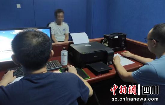 嫌疑人被抓获归案。荣县公安 供图 嫌疑人被抓获归案。荣县公安 供图