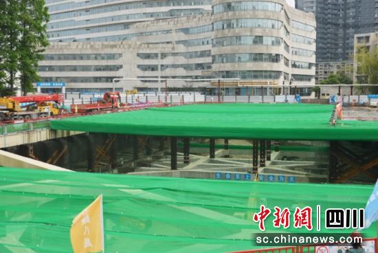 在建工地“罩”上基坑气膜,穿上“绿衣服”。青羊区委宣传部供图 在建工地“罩”上基坑气膜,穿上“绿衣服”。青羊区委宣传部供图