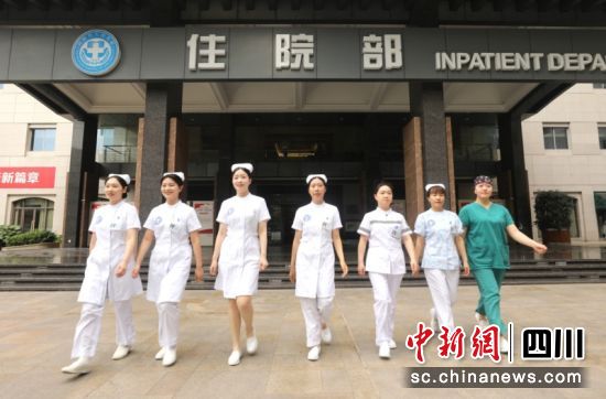简阳市人民医院的7位军嫂护士。 黄晓川 摄 简阳市人民医院的7位军嫂护士。 黄晓川 摄