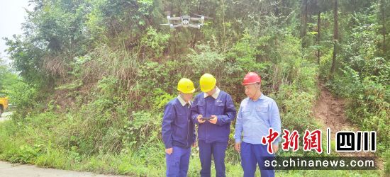 使用无人机现场。杨刚 摄 使用无人机现场。杨刚 摄