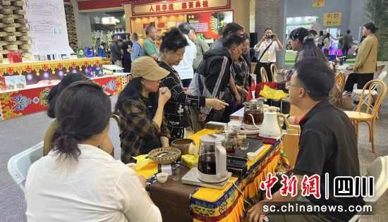 市民品尝“雅茶”。雅茶集团 供图 市民品尝“雅茶”。雅茶集团 供图