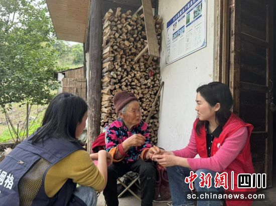 社区工作人员上门探访老人。汶川县委宣传部供图 社区工作人员上门探访老人。汶川县委宣传部供图