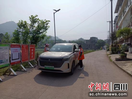 开展森林防灭火劝导。江安县委宣传部供图 开展森林防灭火劝导。江安县委宣传部供图