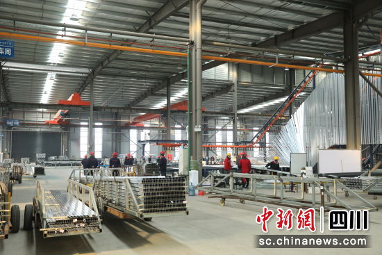 成铝新材料企业生产车间内。南部县委宣传部供图 成铝新材料企业生产车间内。南部县委宣传部供图