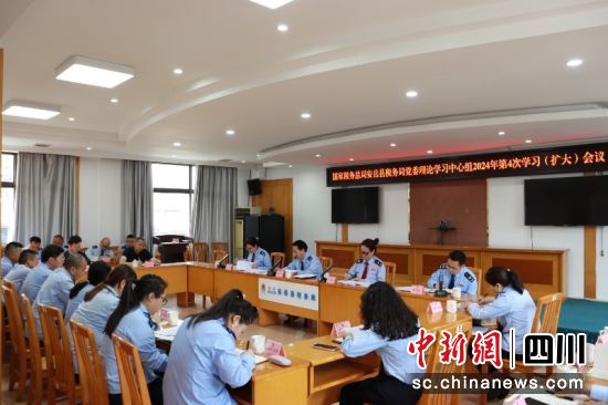 国家税务总局安岳县税务局党委理论学习中心组集体学习。李佳夏 摄 国家税务总局安岳县税务局党委理论学习中心组集体学习。李佳夏 摄
