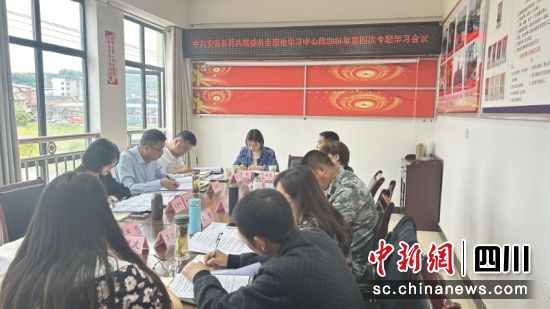林凤镇党委理论学习中心组集体学习。 李佳夏 摄 林凤镇党委理论学习中心组集体学习。 李佳夏 摄