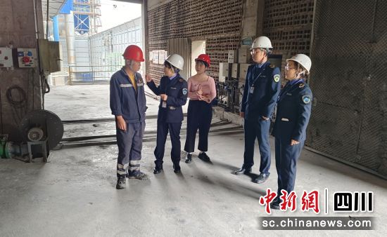 入企开展卫生监督执法检查。荣县卫健 供图 入企开展卫生监督执法检查。荣县卫健 供图