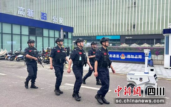 “智能机器人巡逻车”正式“上岗”。自贡高新公安 供图 “智能机器人巡逻车”正式“上岗”。自贡高新公安 供图