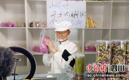返乡创业青年王嘉睿直播销售公司产品。赵得志 摄 返乡创业青年王嘉睿直播销售公司产品。赵得志 摄