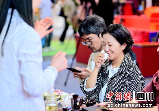 现场品茶。(林芝墨脱茶业有限公司 供图) 现场品茶。(林芝墨脱茶业有限公司 供图)