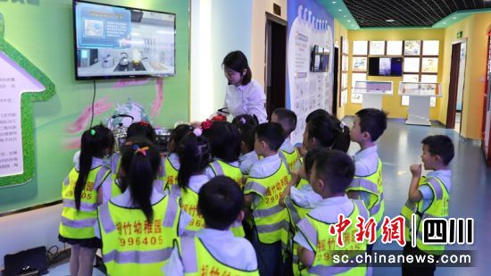 “萌宝”在泸州综合防灾减灾馆内参观体验。万淑琳摄 “萌宝”在泸州综合防灾减灾馆内参观体验。万淑琳摄