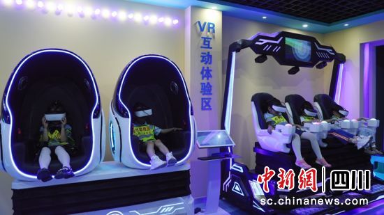 孩子们在综合防灾减灾馆内体验。万淑琳摄 孩子们在综合防灾减灾馆内体验。万淑琳摄