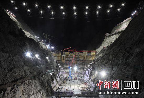 叶巴滩水电站大坝夜晚未间断施工。王磊 摄 叶巴滩水电站大坝夜晚未间断施工。王磊 摄