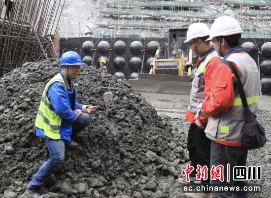 叶巴滩水电站大坝浇筑中。王磊 摄 叶巴滩水电站大坝浇筑中。王磊 摄