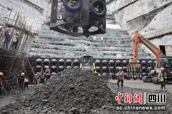 叶巴滩水电站大坝浇筑中。王磊 摄 叶巴滩水电站大坝浇筑中。王磊 摄