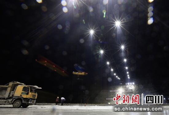 叶巴滩水电站大坝夜晚未间断施工。王磊 摄 叶巴滩水电站大坝夜晚未间断施工。王磊 摄