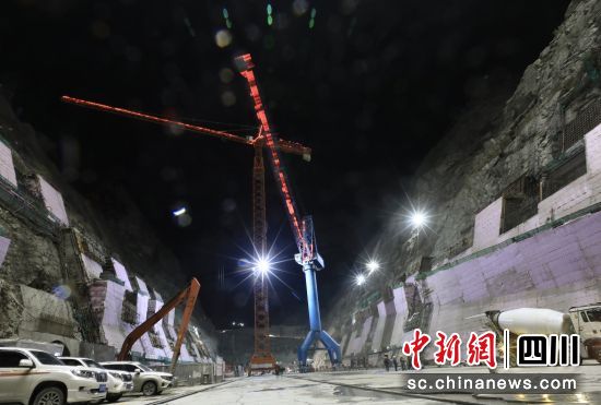 叶巴滩水电站大坝夜晚未间断施工。王磊 摄 叶巴滩水电站大坝夜晚未间断施工。王磊 摄
