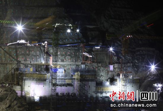 叶巴滩水电站大坝夜晚未间断施工。王磊 摄 叶巴滩水电站大坝夜晚未间断施工。王磊 摄