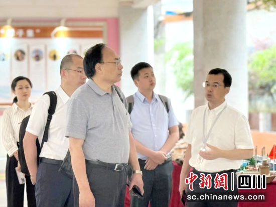 刘小宁给专家组介绍学校办学情况。南部县委宣传部供图 刘小宁给专家组介绍学校办学情况。南部县委宣传部供图