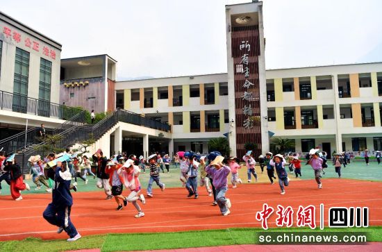 应急疏散演练现场。伍排勇摄 应急疏散演练现场。伍排勇摄