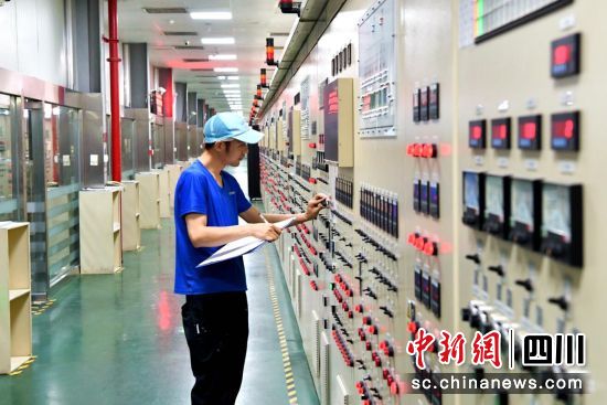 立敦电子科技(阿坝州)有限公司车间内工人们正在记录生产情况。伍排勇摄 立敦电子科技(阿坝州)有限公司车间内工人们正在记录生产情况。伍排勇摄