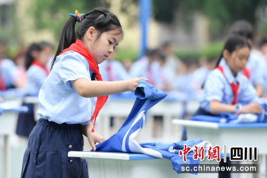 学生在进行叠衣服比赛。彭圣洲 摄 学生在进行叠衣服比赛。彭圣洲 摄