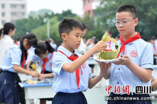 学生在进行水果拼盘比赛。彭圣洲 摄 学生在进行水果拼盘比赛。彭圣洲 摄
