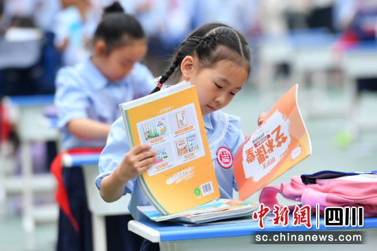 学生在进行整理书包比赛。彭圣洲 摄 学生在进行整理书包比赛。彭圣洲 摄