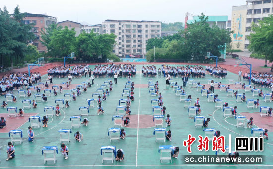 学生在进行系鞋带比赛。彭圣洲 摄 学生在进行系鞋带比赛。彭圣洲 摄