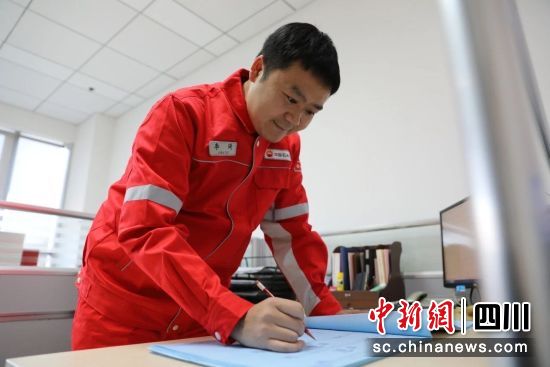 在办公室工作的李琦。刘梅 摄 在办公室工作的李琦。刘梅 摄