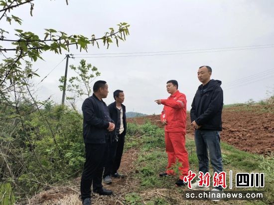与李琦当地村民正在沟通交流。刘梅 摄 与李琦当地村民正在沟通交流。刘梅 摄