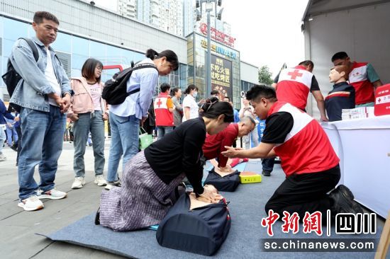 活动现场市民体验应急救护。成都应急供图 活动现场市民体验应急救护。成都应急供图