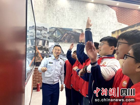 学生们踊跃举手回答问题。成都应急供图 学生们踊跃举手回答问题。成都应急供图