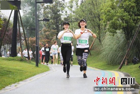 交子公园里的运动爱好者们,交子公园金融商务区发展服务局供图 交子公园里的运动爱好者们,交子公园金融商务区发展服务局供图