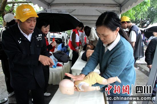 雅安活动现场,市民体验婴儿急救方法。唐华 摄 雅安活动现场,市民体验婴儿急救方法。唐华 摄
