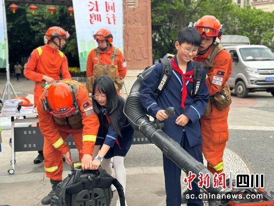 体验消防设备。汶川县委宣传部供图 体验消防设备。汶川县委宣传部供图
