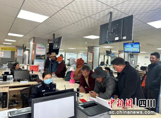 政务大厅办证现场。壤塘县委宣传部供图 政务大厅办证现场。壤塘县委宣传部供图