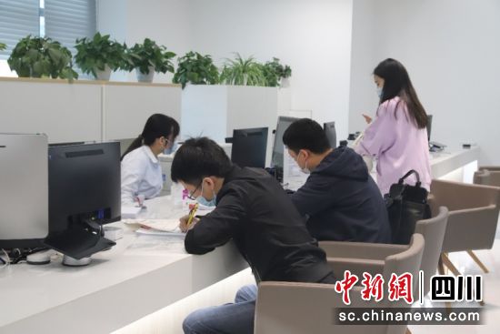 正在为市民 服务。陈静 摄 正在为市民 服务。陈静 摄