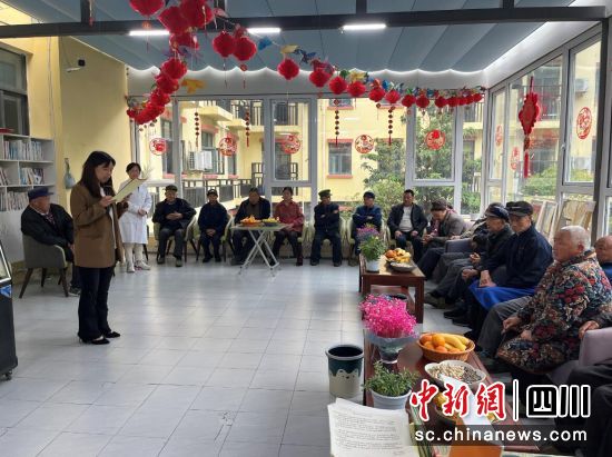 诵读暖意浓浓的信件。汶川县委宣传部供图 诵读暖意浓浓的信件。汶川县委宣传部供图