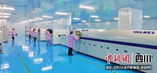 四川广联晟LCD模组及通讯终端项目一期SMT生产车间。李同周 摄 四川广联晟LCD模组及通讯终端项目一期SMT生产车间。李同周 摄