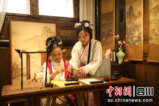 王明群指导母亲进行汉服拍摄。朱思雨 摄 王明群指导母亲进行汉服拍摄。朱思雨 摄