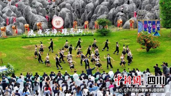踩花山活动现场。兴文县委宣传部 供图 踩花山活动现场。兴文县委宣传部 供图