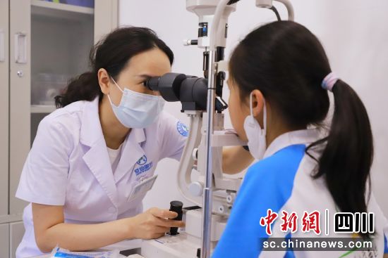 学生患者正在接受眼科检查。邱清林 摄 学生患者正在接受眼科检查。邱清林 摄