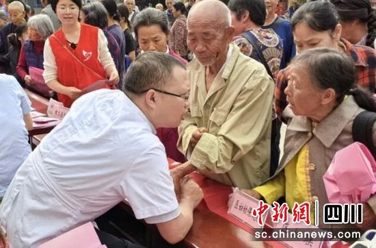 义诊活动现场。贡井融媒 供图 义诊活动现场。贡井融媒 供图