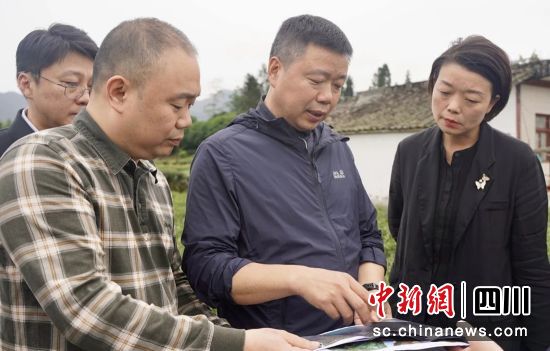 督导调研现场。雨城融媒 供图 督导调研现场。雨城融媒 供图