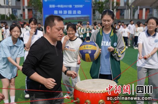 师生协作。富顺融媒 供图 师生协作。富顺融媒 供图