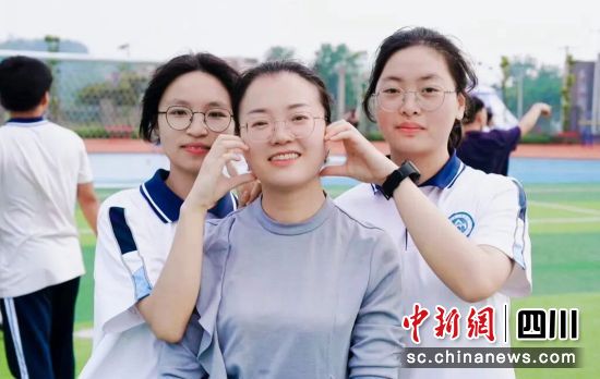 合影留念。富顺融媒 供图 合影留念。富顺融媒 供图