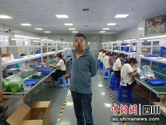主犯周某指认生产窝点。遂宁市烟草专卖局供图 主犯周某指认生产窝点。遂宁市烟草专卖局供图