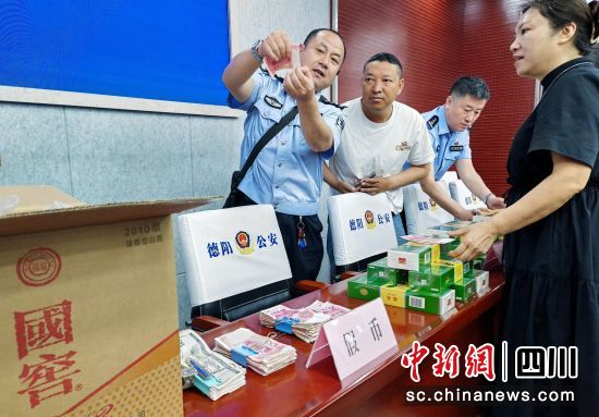 讲解如何辨别假币。 杨勇 摄 讲解如何辨别假币。 杨勇 摄