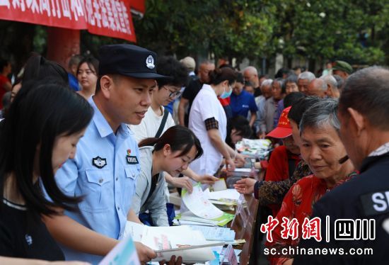 自贡荣县公安宣传活动现场。杨俊 供图 自贡荣县公安宣传活动现场。杨俊 供图